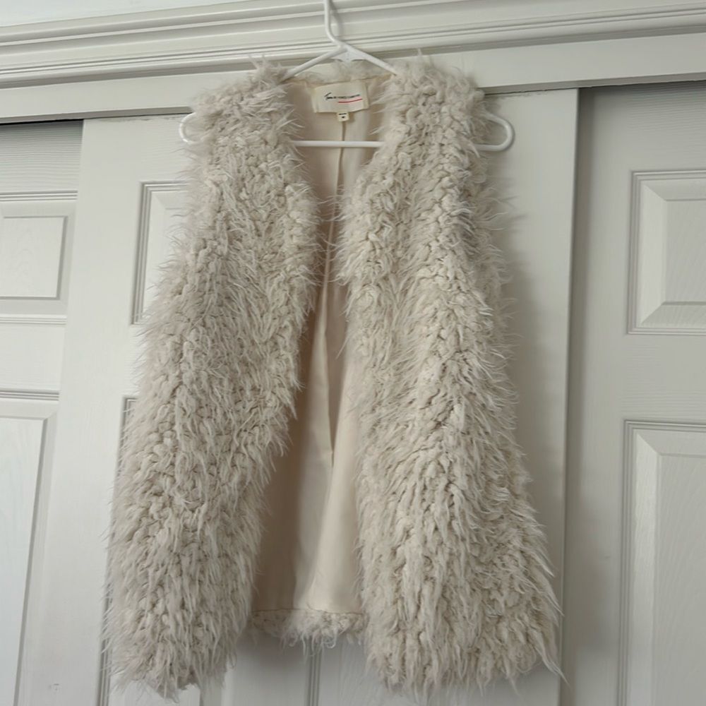 Two by Vince Camuto beige cream faux fur shag vest
